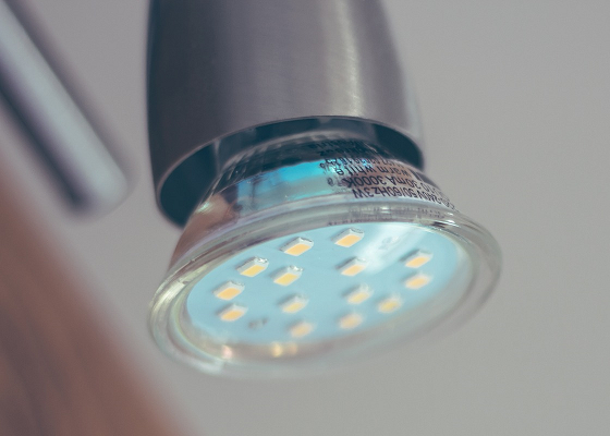 Comment remplacer une ampoule de spot encastrable 